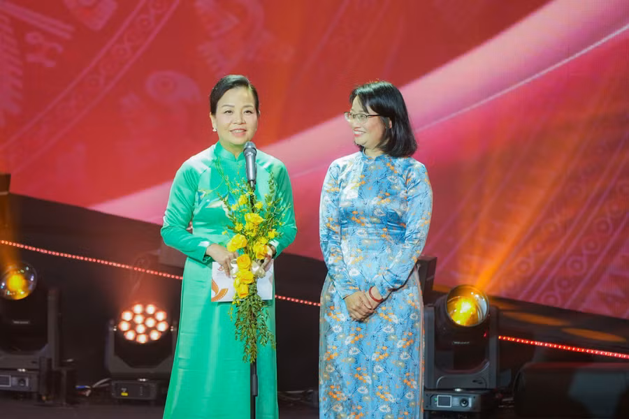 Phó chủ tịch UBND TP.HCM Trần Thị Diệu Thúy và tiến sĩ Ngô Phương Lan (Phó trưởng Tiểu ban Lý luận, phê bình văn học, nghệ thuật Hội đồng Lý luận Trung ương, Chủ tịch Hiệp hội Xúc tiến phát triển điện ảnh Việt Nam, Chủ tịch Ban giám khảo) công bố giải Bông sen bạc