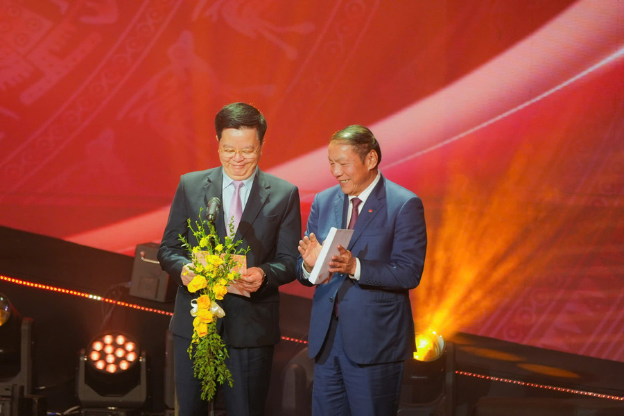 Phó thủ tướng Mai Văn Chính và Bộ trưởng Bộ VH-TT-DL Nguyễn Văn Hùng công bố giải Bông sen vàng cho Phim truyện điện ảnh xuất sắc nhất: phim Mưa đỏ