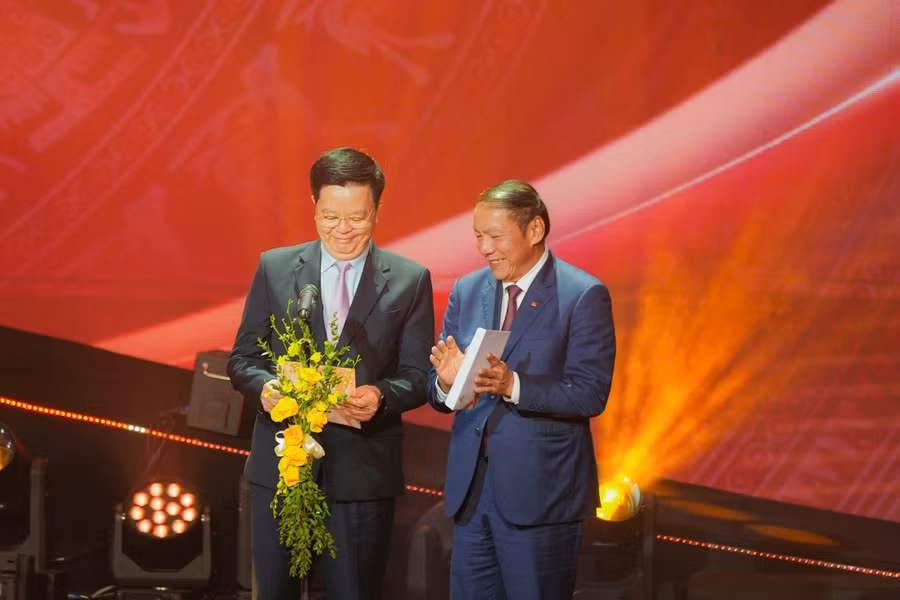 Phó thủ tướng Mai Văn Chính và Bộ trưởng Bộ VH-TT-DL Nguyễn Văn Hùng công bố giải Bông sen vàng cho Phim truyện điện ảnh xuất sắc nhất: phim Mưa đỏ