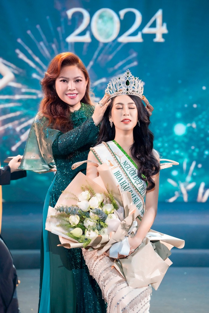 Đinh Thị Hoa làm Đại sứ truyền thông Lễ hội Tinh hoa đại ngàn-biển xanh hội tụ Đinh Thị Hoa làm Đại sứ truyền thông Lễ hội Tinh hoa đại ngàn-biển xanh hội tụ