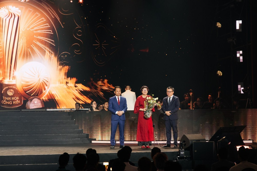 Ông Lê Quốc Minh, Ủy viên Trung ương Đảng, Phó Trưởng Ban Tuyên giáo và Dân vận Trung ương, Chủ tịch Hội Nhà báo Việt Nam và Nhà báo Trương Thành Trung, Tổng Biên tập Báo Đại đoàn kết trao giải Tinh hoa cống hiến cho đại diện gia đình nhạc sĩ Phạm Tuyên