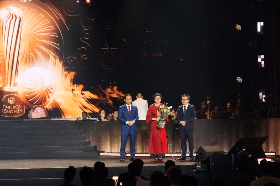 Ông Lê Quốc Minh, Ủy viên Trung ương Đảng, Phó Trưởng Ban Tuyên giáo và Dân vận Trung ương, Chủ tịch Hội Nhà báo Việt Nam và Nhà báo Trương Thành Trung, Tổng Biên tập Báo Đại đoàn kết trao giải Tinh hoa cống hiến cho đại diện gia đình nhạc sĩ Phạm Tuyên