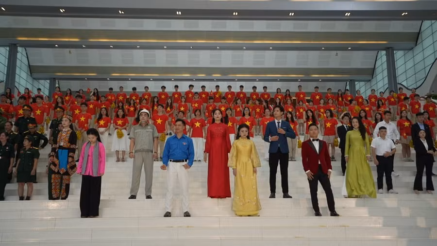 MV huy động sự tham gia của hơn 30 ca sĩ cùng hàng nghìn diễn viên quần chúng