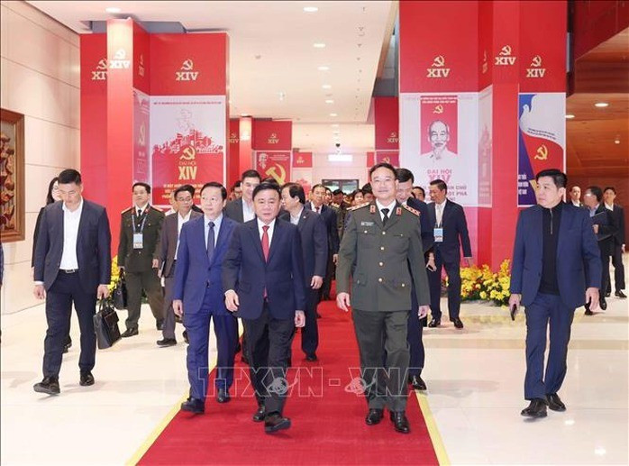 Thường trực Ban Bí thư Trần Cẩm Tú kiểm tra khu vực Trung tâm hội nghị. Ảnh: TTXVN