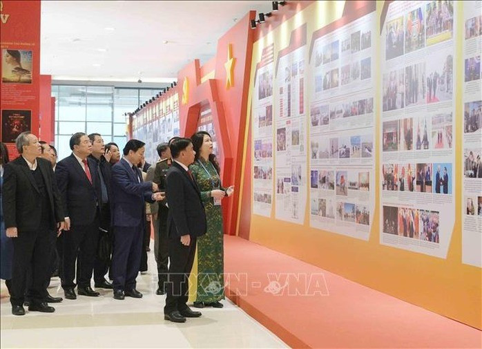 Thường trực Ban Bí thư Trần Cẩm Tú tham quan khu trưng bày ảnh “Dưới cờ Đảng - đất nước tiến vào kỷ nguyên mới” do TTXVN thực hiện. Ảnh: TTXVN
