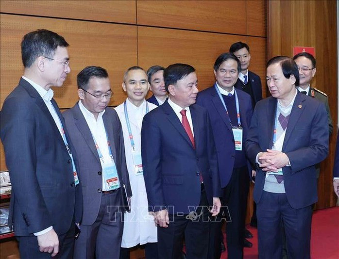 Thường trực Ban Bí thư Trần Cẩm Tú kiểm tra khu vực y tế tại Trung tâm hội nghị. Ảnh: TTXVN