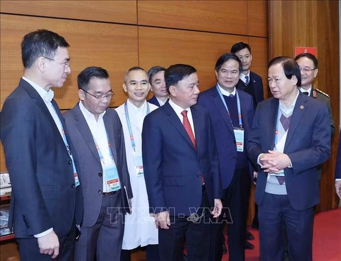 Thường trực Ban Bí thư Trần Cẩm Tú kiểm tra khu vực y tế tại Trung tâm hội nghị. Ảnh: TTXVN