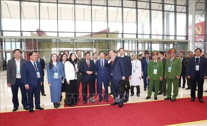 Thường trực Ban Bí thư Trần Cẩm Tú kiểm tra khu vực sảnh trước của Trung tâm hội nghị. Ảnh: TTXVN