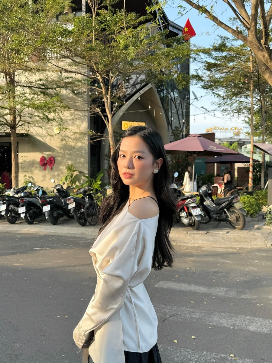 Hạ Anh đặc biệt ưu ái kiểu tóc đen truyền thống buông xõa kết hợp cùng tông trang điểm nhẹ nhàng. ha10jpg-1756210896740.jpg