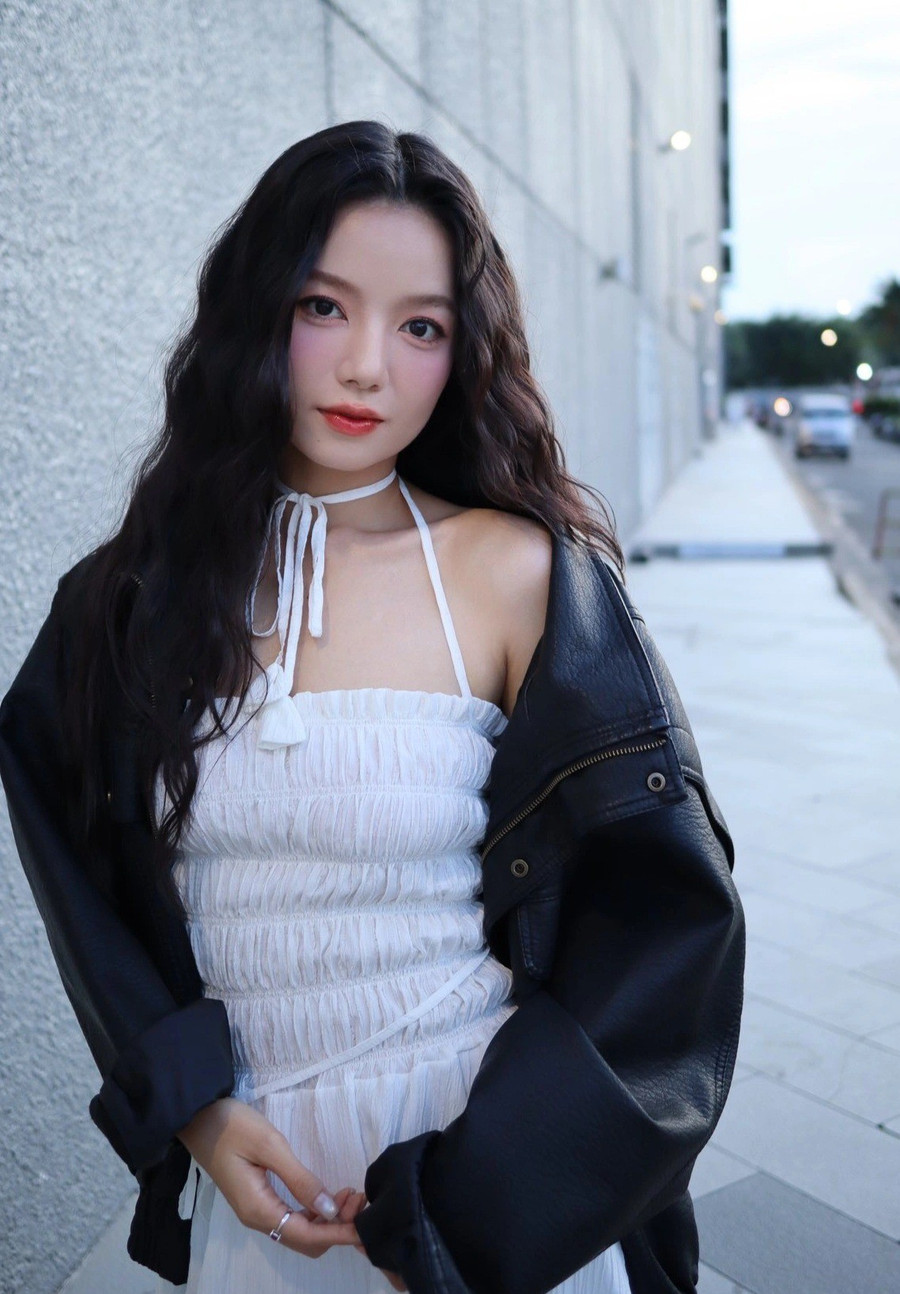 Hạ Anh sinh năm 1995, quê quán ở Gia Lai, từng được biết đến là khi chiến thắng cuộc thi Ngôi sao thời trang năm 2011. Năm 2012, Hạ Anh góp mặt trong chung kết Hoa hậu Phụ nữ Việt Nam qua ảnh (Miss Photo). Từ cơ duyên này, người đẹp lấn sân diễn xuất, đóng nhiều phim điện ảnh đến phim truyền hình như Yêu đi đừng sợ, Cả một đời ân oán, Đánh cắp giấc mơ, Lật mặt: 48h… nhưng sự nghiệp chưa để lại nhiều dấu ấn cho khán giả. ha7-edited-1756211114602.jpg