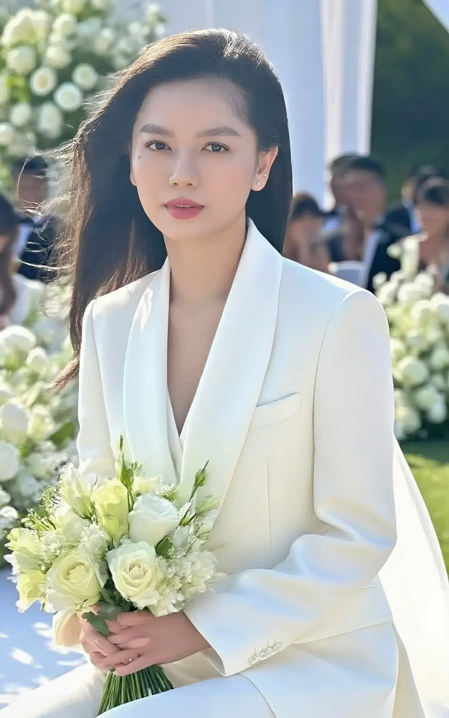 Hạ Anh bày tỏ niềm vinh dự khi được tham gia Mưa đỏ, khẳng định đây là kỷ niệm đáng nhớ trong sự nghiệp diễn xuất. "Hồng không cầm súng ra chiến trường, nhưng từng chuyến đò của cô lại chở theo sự sống, niềm tin và cả hy vọng giữa mưa bom bão đạn. Một thân hình nhỏ bé, mong manh, nhưng trái tim thì kiên cường đến lạ. Giữa chiến trường, Hồng có một tình yêu ngắn ngủi, không hẹn thề, không ngày mai. Chỉ vài ánh mắt vội vàng, một lời hứa nhỏ nhoi trước giờ ra trận nhưng đủ sâu lắng và day dứt", cô trải lòng về nhân vật. Hiện tại trên mạng xã hội, video hậu trường của nhân vật Hồng hay hình ảnh đời thường của Hạ Anh thu hút lượt tương tác lớn từ dân mạng. ha2-edited-1756211027224.jpg