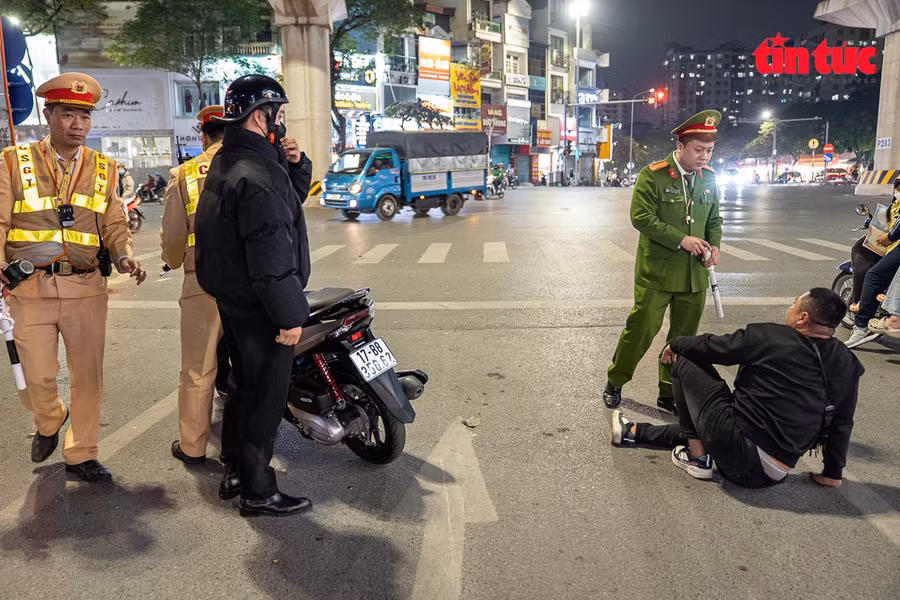 Một trường hợp khi phát hiện lực lượng chức năng làm nhiệm vụ có ý bỏ chạy nhưng nhanh chóng bị ngăn chặn.