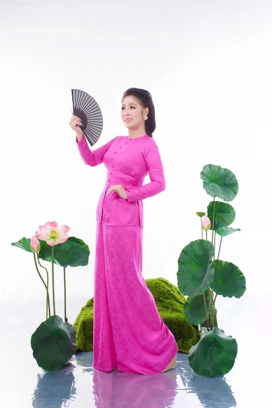 Dưới bài đăng, bà bầu sân khấu nhận được nhiều lời khen ngợi từ khán giả. Nhiều người bày tỏ sự bất ngờ trước vóc dáng của nữ nghệ sĩ, không ít ý kiến nhận xét chị trông trẻ trung hơn hẳn so với trước. “Cô Hồng Vân ngày càng mặn mà, nhìn rất có sức sống”, “Giảm cân xong nhìn cô trẻ ra cả chục tuổi”, “Vóc dáng gọn gàng, thần thái vẫn rất sang và phúc hậu”... một số khán giả bình luận