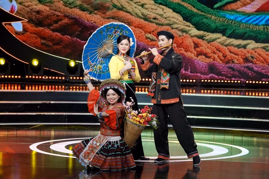 Màn thi của ba thí sinh Hà Như, Tấn Đạt và Ngọc Như trong đêm thi tài năng nghệ thuật sân khấu truyền thống. Ảnh: THÚY BÌNH