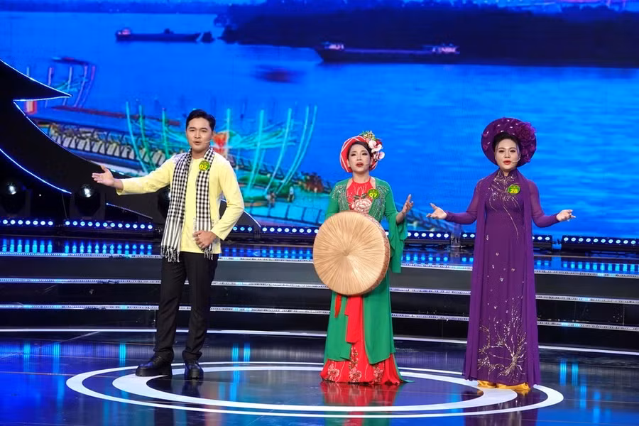 Ba thí sinh: Phú Yên, Kim Tho và Thùy Dương biểu diễn các sáng tác có chủ đề "Dòng sông quê hương", trong đêm thi đầu tiên vòng chung kết xếp hạng. Ảnh: THÚY BÌNH