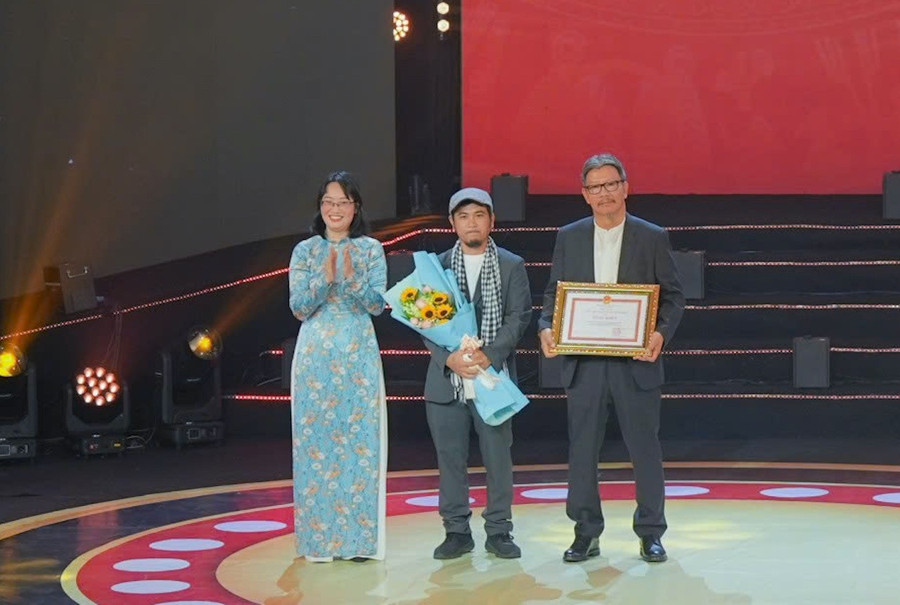 Bà Trần Thị Diệu Thúy - Phó chủ tịch UBND TP.HCM, trao bằng khen cho đoàn phim Địa đạo: Mặt trời trong bóng tối dành cho Phim có bối cảnh quay tại TP.HCM