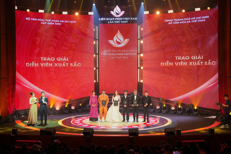 Diễn viên Đinh Y Nhung và đạo diễn Victor Vũ trao giải cho dàn nghệ sĩ thắng hạng mục diễn xuất của thể loại phim truyện điện ảnh. Giải Nữ diễn viên phụ xuất sắc thuộc về diễn viên Hồng Đào (phim Mai), Nam diễn viên phụ xuất sắc thuộc về Bảo Định (phim Tử chiến trên không) và Phương Nam (phim Mưa đỏ). Phương Anh Đào thắng Nữ diễn viên chính xuất sắc với phim Mai, còn Tuấn Trần giành giải Nam diễn viên chính xuất sắc nhờ phim Mang mẹ đi bỏ. Tuy nhiên, một số diễn viên được vinh danh không có mặt để nhận giải thưởng