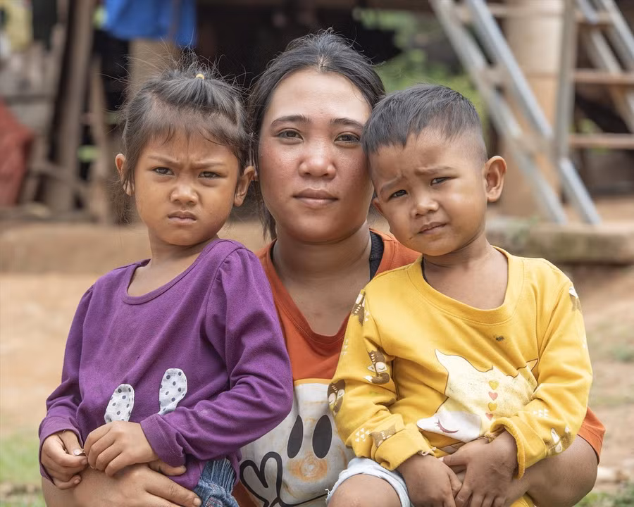Chị Hồ Thị Cúc, vợ của Bí thư Chi đoàn bản Ka Ai Hồ Điền, sống trong ngôi nhà bằng ván áp, thay vì sử dụng gỗ rừng. Ảnh: Lê Văn Chương