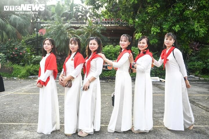 Từ 5h sáng ngày 20/8, nhiều người dân đã có mặt check-in tham gia trải nghiệm "Trở về thời khắc thiêng liêng" của Đài Tiếng nói Việt Nam (VOV). 9a49806a2a8aa2d4fb9b-07484705.jpg