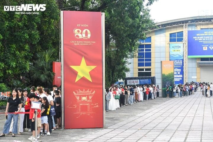 Dù nắng gắt, nhiều người vẫn chờ đợi hàng giờ đồng hồ với niềm háo hức được “xuyên không” về mùa thu năm 1945 - ngày Chủ tịch Hồ Chí Minh đọc Bản Tuyên ngôn Độc lập tại Quảng trường Ba Đình. 9868ff4f55afddf184be-07501170.jpg