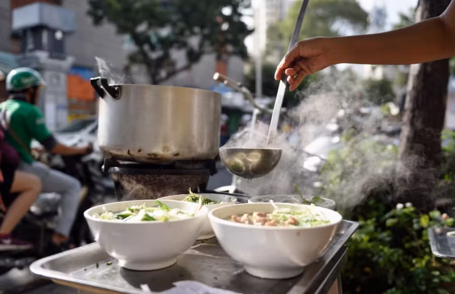 Nước dùng được ninh nhừ trong nhiều giờ với quế, hồi và các loại gia vị ấm khác để tạo nên một nền tảng thơm ngon tuyệt vời cho món phở này. Phở là một trong những món nổi tiếng nhất của Việt Nam, vang danh trên toàn thế giới... Có nhiều phiên bản phở du khách nên thử, như phở gà, phở trộn, phở cuốn...