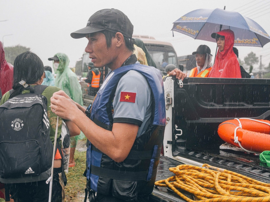 Anh Nguyễn Văn Hà tại rốn lũ Hòa Xuân