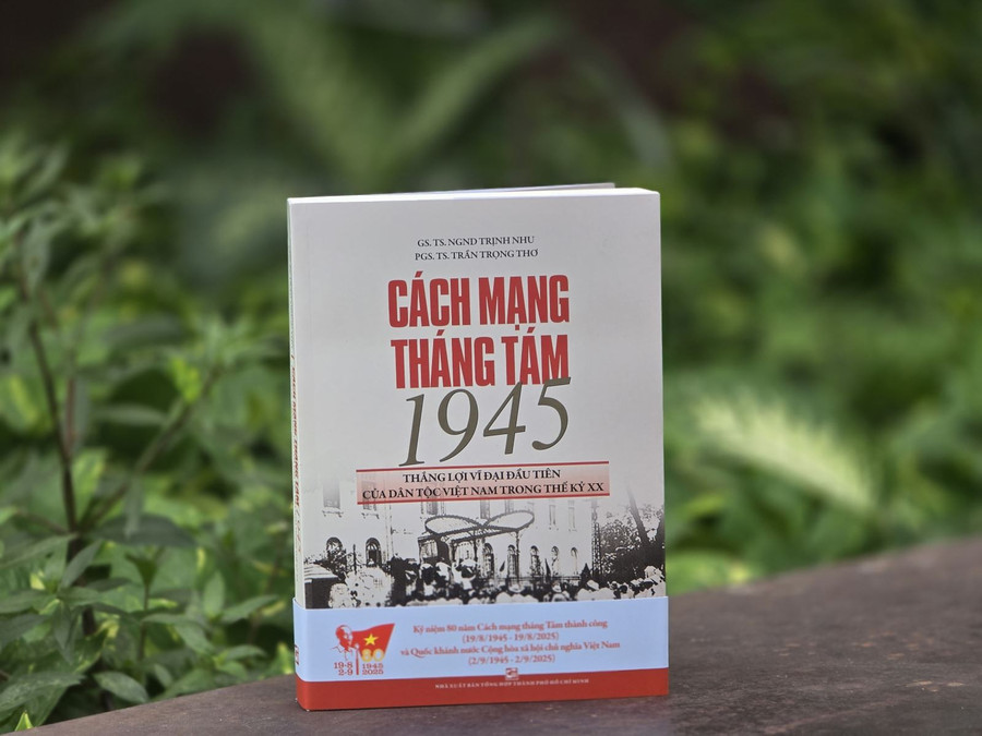 Cover of the book Bìa cuốn sách "Cách mạng Tháng Tám 1945: Thắng lợi vĩ đại đầu tiên của dân tộc Việt Nam".