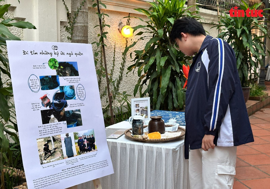 Những câu chuyện về &quot;Sắc chàm&quot; được sắp đặt trong triển lãm “Ký ức đôi bàn tay”.