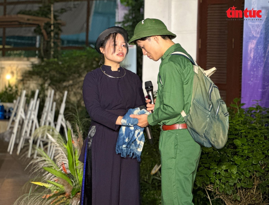 Các bạn trẻ thực hiện vở kịch &quot;Hồi ức màu Chàm&quot; tái hiện câu chuyện ký ức con người và hành trình tiếp nối truyền thống.