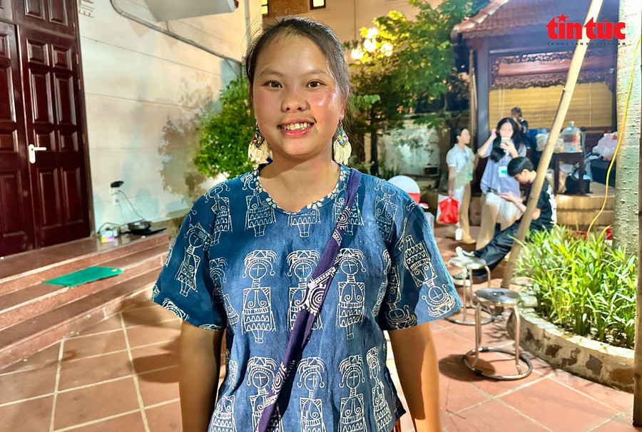 Chị Hàng Y Cô (30 tuổi, dân tộc Mông) nỗ lực gìn giữ nghề chàm truyền thống của thế hệ đi trước.