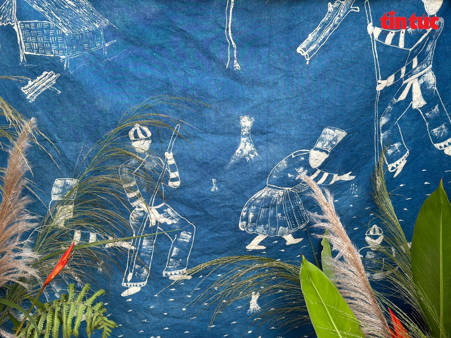 Tấm vải chàm tái hiện các công đoạn làm nghề thủ công truyền thống của đồng bào miền núi.