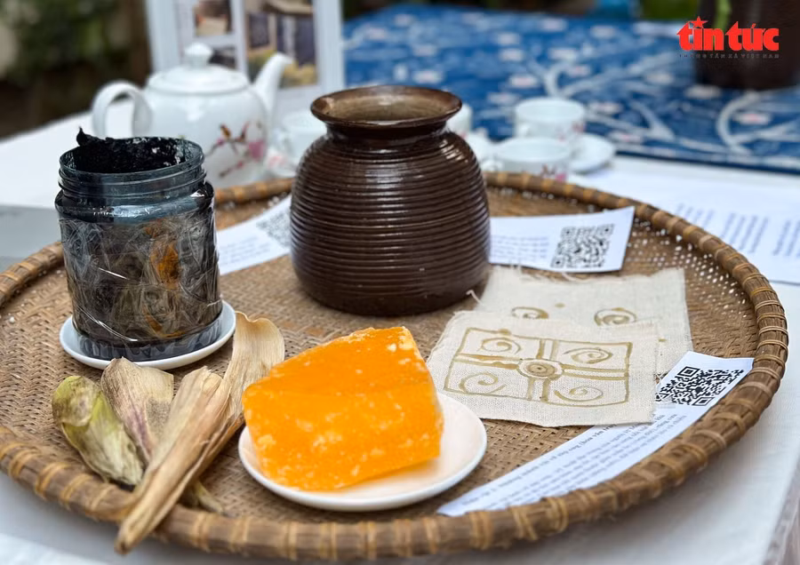 Sáp ong, cao chàm, những mảnh vải với các hoạ tiết xoắn ốc, răng cưa, đường gấp khúc được vẽ sáp ong...