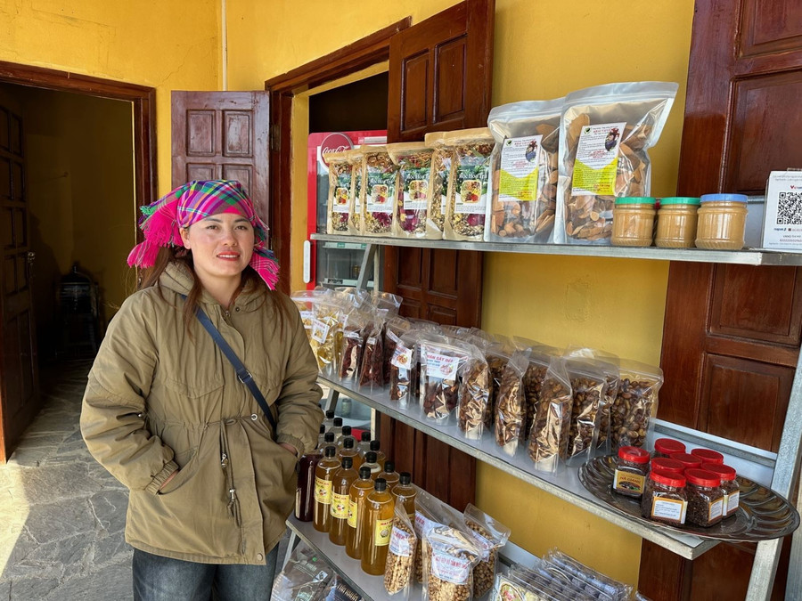 Vàng Thị Sinh, người bán hàng ở điểm Cực Bắc.