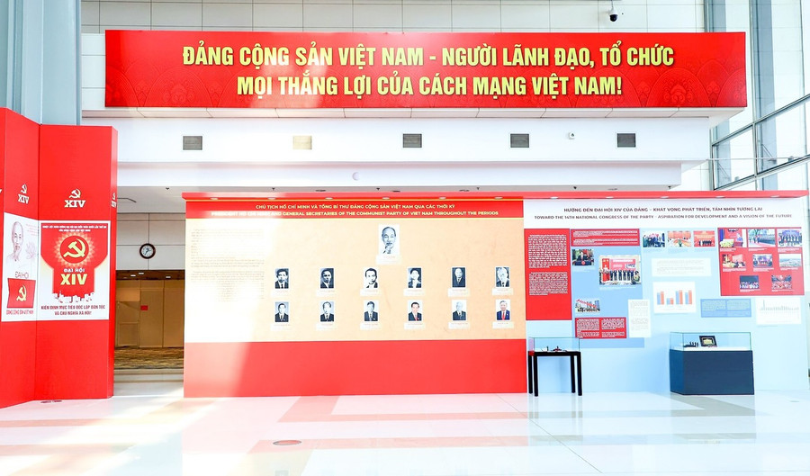 Chân dung Chủ tịch Hồ Chí Minh và chân dung các Tổng Bí thư Đảng Cộng sản Việt Nam qua các thời kỳ.