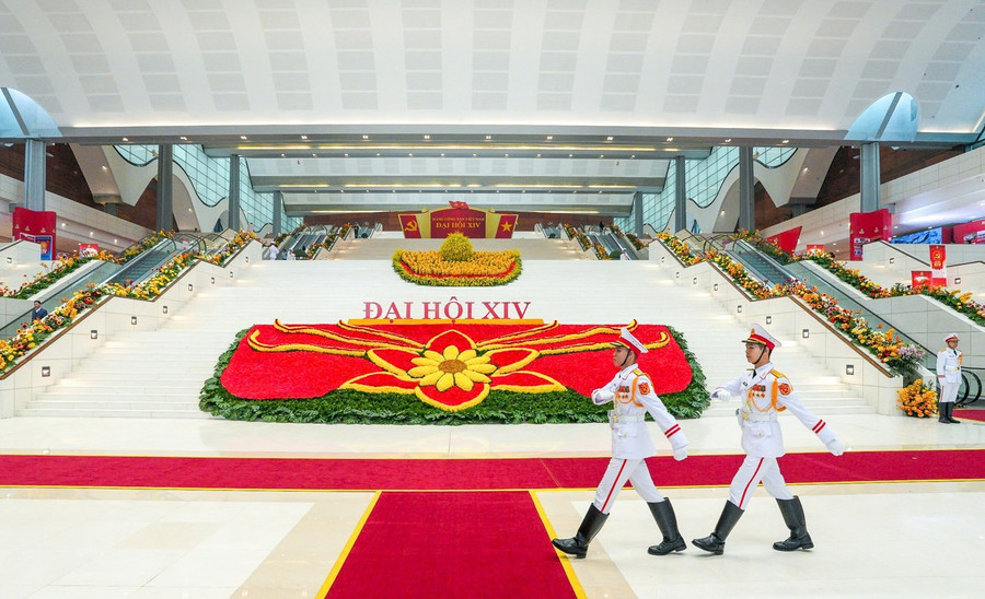 Bên trong sảnh chính Trung tâm đã được trang hoàng cờ hoa, biểu ngữ. Công tác chuẩn bị, bảo đảm an ninh, an toàn được triển khai từ nhiều ngày trước và đang hoàn tất những khâu cuối cùng.