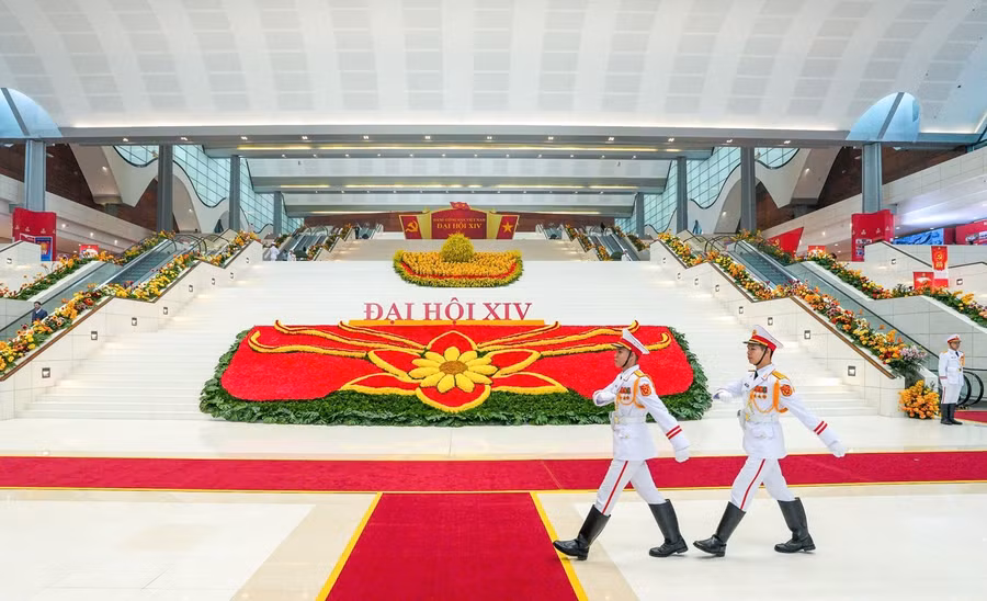 Bên trong sảnh chính Trung tâm đã được trang hoàng cờ hoa, biểu ngữ. Công tác chuẩn bị, bảo đảm an ninh, an toàn được triển khai từ nhiều ngày trước và đang hoàn tất những khâu cuối cùng.