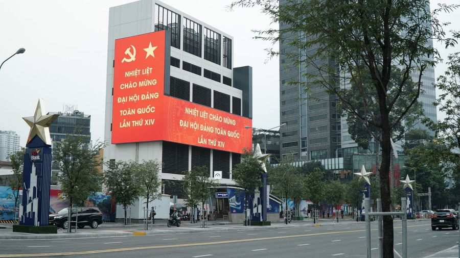 Tuyến đường Lê Lợi rực rỡ với pano chào mừng Đại hội Đảng.