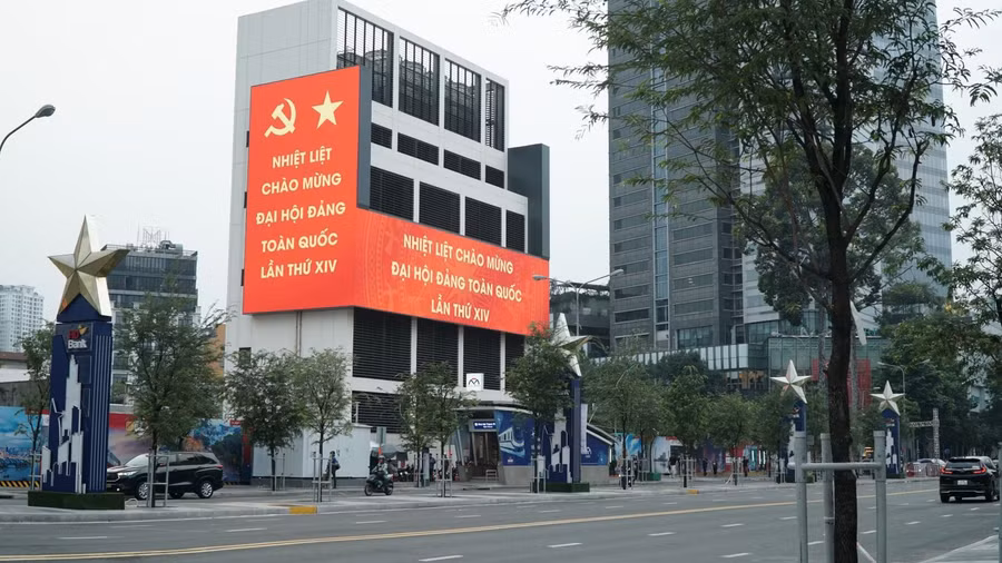 Tuyến đường Lê Lợi rực rỡ với pano chào mừng Đại hội Đảng.