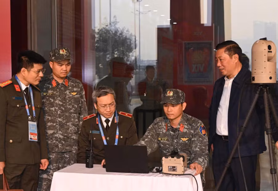 Thiếu tướng Nguyễn Quốc Toản - Chánh Văn phòng Bộ Công an thị sát tại thực địa. Ảnh: H.Đ