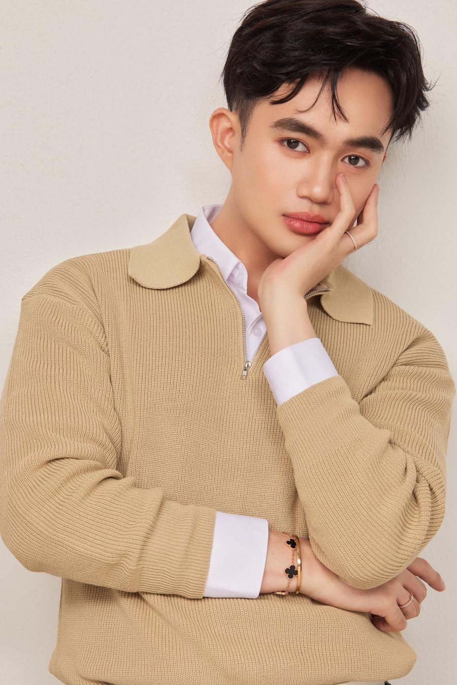 Tina Thảo Thi từng gây chú ý trên mạng xã hội nhờ câu nói quen thuộc “peek a boo”. Sau đó anh liên tục sáng tạo các nội dung trên nền tảng TikTok, trong đó việc giúp đỡ những hoàn cảnh khó khăn thông qua chuỗi clip Góp điều nhỏ bé hay chia sẻ những câu nói truyền động lực đến cư dân mạng được nhiều người chú ý