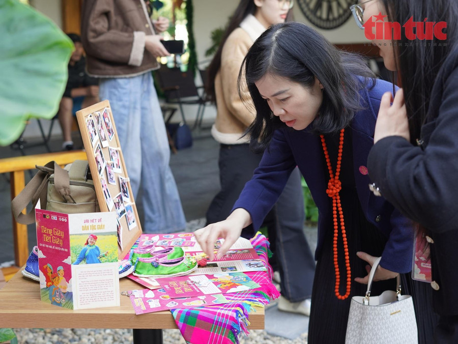 Ths Lê Thị Thoa luôn hỗ trợ, đồng hành cùng các bạn trẻ trong việc thực hiện các dự án lưu giữ, lan toả nét đẹp văn hoá.