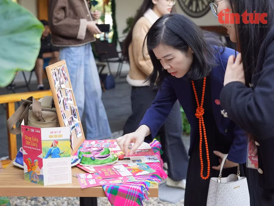 Ths Lê Thị Thoa luôn hỗ trợ, đồng hành cùng các bạn trẻ trong việc thực hiện các dự án lưu giữ, lan toả nét đẹp văn hoá.