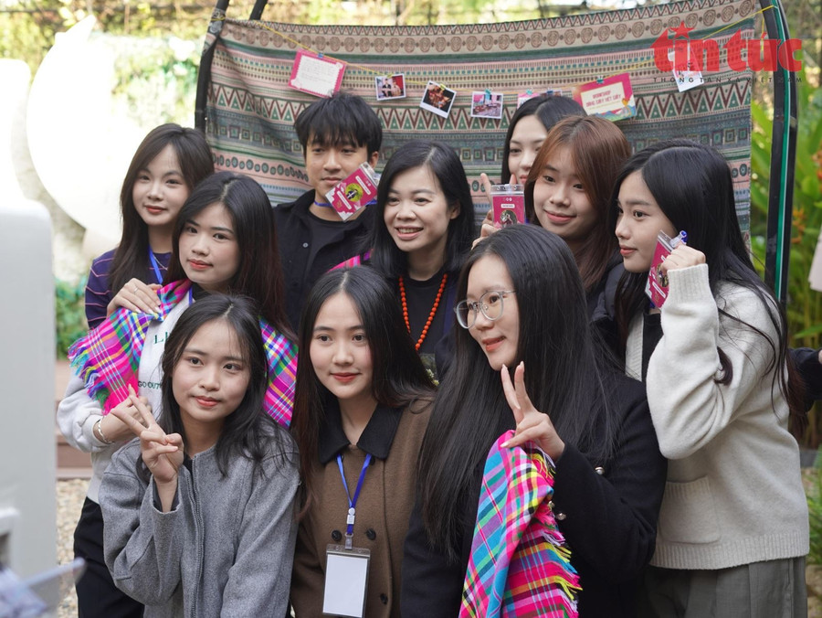 Nhóm bạn trẻ yêu văn hoá, nghệ thuật, chụp ảnh kỷ niệm tại sự kiện.