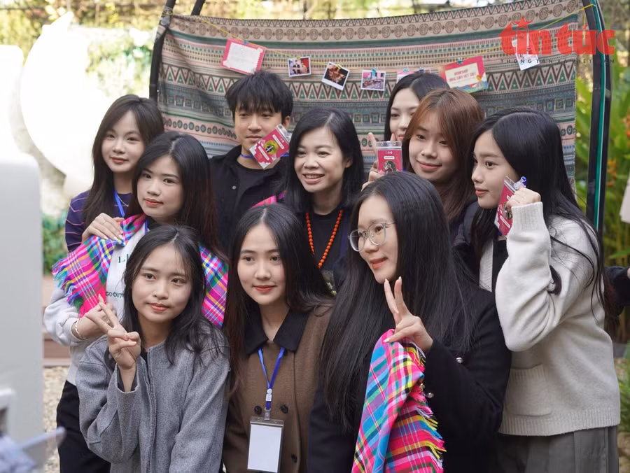 Nhóm bạn trẻ yêu văn hoá, nghệ thuật, chụp ảnh kỷ niệm tại sự kiện.