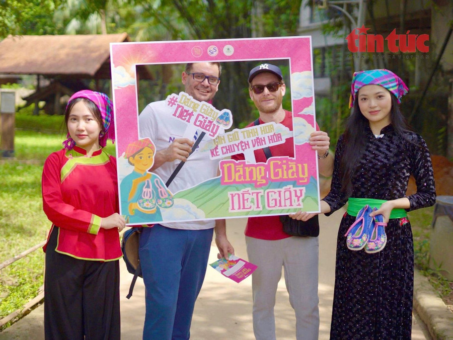Du khách nước ngoài thích thú check-in cùng dự án &quot;Dáng giày nét Giáy&quot;.