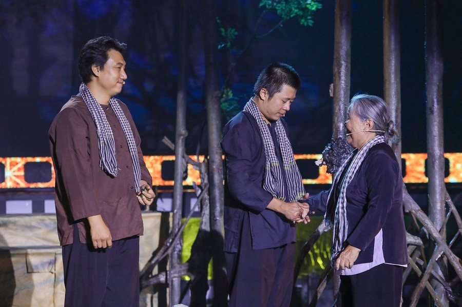 Tiết mục của anh nhận được sự hỗ trợ của NSƯT Lê Thiện. Ảnh: KMedia Tiết mục của anh nhận được sự hỗ trợ của NSƯT Lê Thiện. Ảnh: KMedia