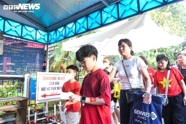 Với khách đã đăng ký online và có mã QR, việc xác nhận thông tin diễn ra nhanh chóng. Trường hợp chưa nhận được email xác nhận, người tham dự chỉ cần cung cấp số điện thoại, email và họ tên để được hỗ trợ. b320f20158e1d0bf89f0-07535763.jpg