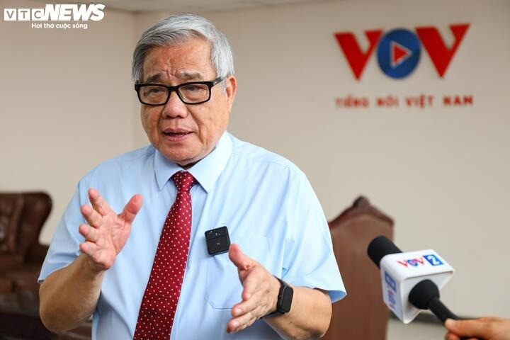 GS. TSKH. Vũ Minh Giang, Chủ tịch Hội đồng Khoa học và Đào tạo Đại học Quốc gia Hà Nội, Phó Chủ tịch Hội Khoa học Lịch sử Việt Nam, Chủ tịch Hội đồng cố vấn chuyên môn trải nghiệm "Trở về thời khắc thiêng liêng". mduc6287-21343531.jpg