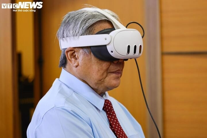 “Khi trở về với thời khắc lịch sử này, cảm xúc trong tôi đặc biệt trào dâng. Tôi cảm nhận được những gì thiêng liêng nhất của nhất của dân tộc, tinh cốt nhất của lịch sử đất nước – được tái hiện lại trong một thời gian rất ngắn. Từ đó, tình yêu nước trong tôi như được sôi sục, bừng lên mạnh mẽ”, GS. TSKH. Vũ Minh Giang chia sẻ. mduc5964-1-10351962.jpg