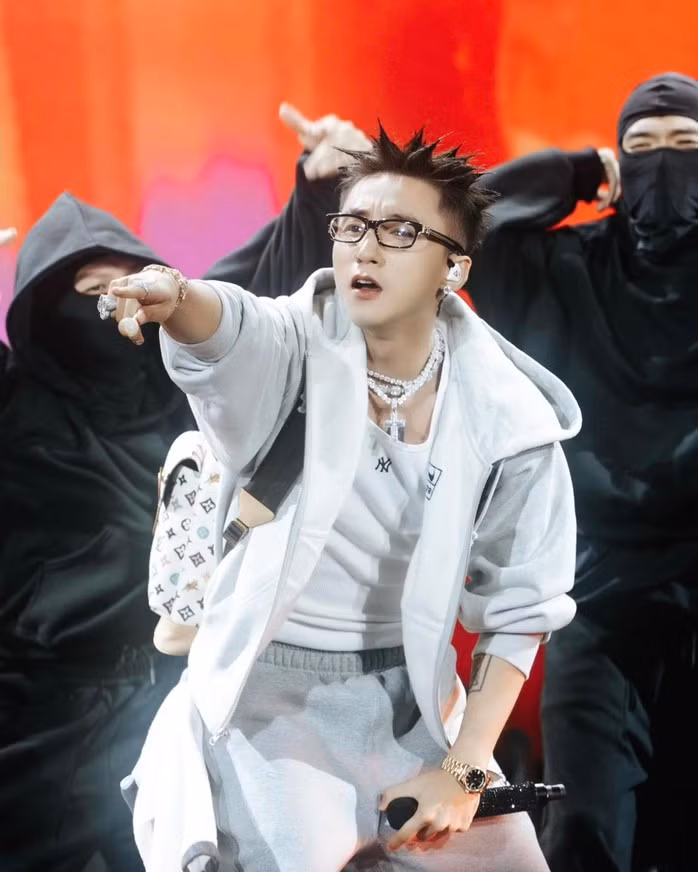 Sơn Tùng M-TP gặp rắc rối vì diễn trong sự kiện do một đơn vị - nghi là website cá độ quốc tế - tài trợ.